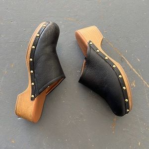 Universal Threads 8.5 Clogs